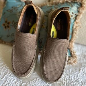 Sketchers (men’s 10.5) Slip-on Taupe unworn